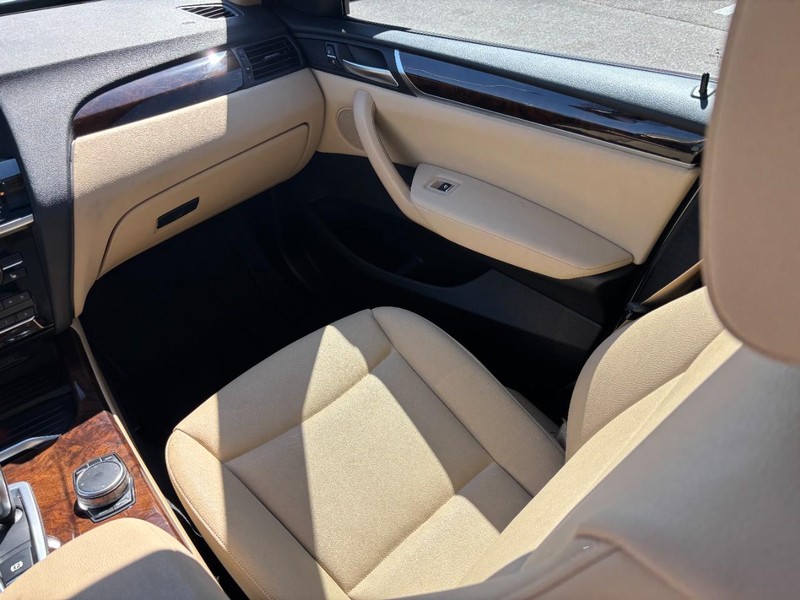BMW X3 Vehicle Full-screen Gallery Image 14