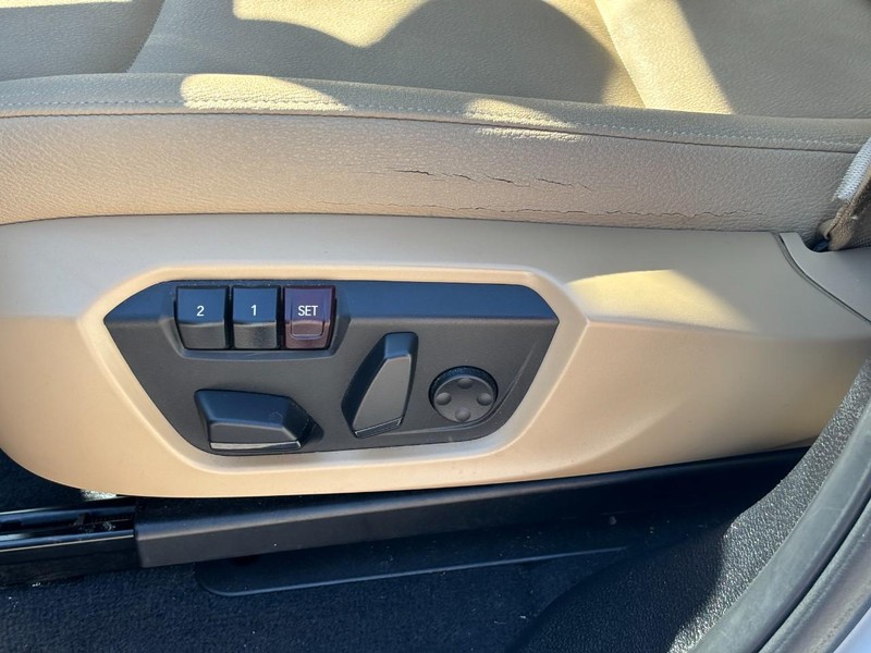 BMW X3 Vehicle Full-screen Gallery Image 15