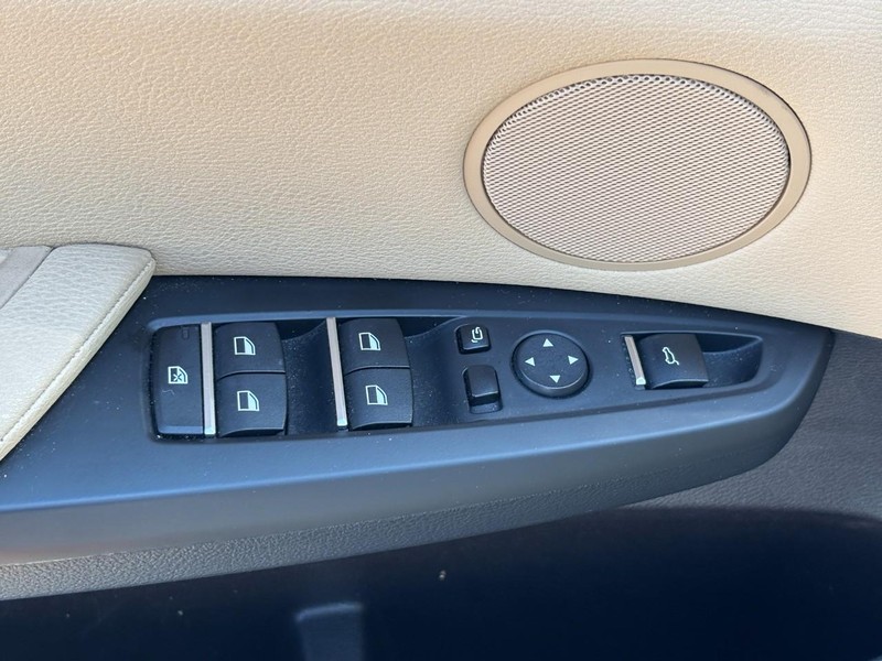 BMW X3 Vehicle Full-screen Gallery Image 16