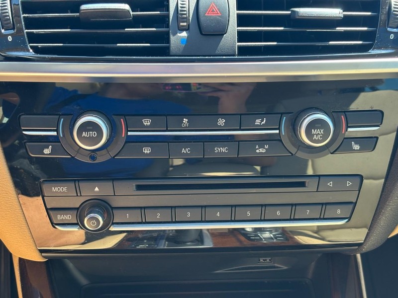 BMW X3 Vehicle Full-screen Gallery Image 21
