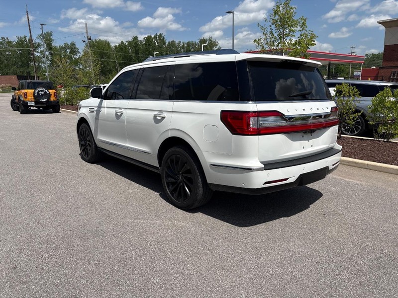Lincoln Navigator Vehicle Full-screen Gallery Image 02