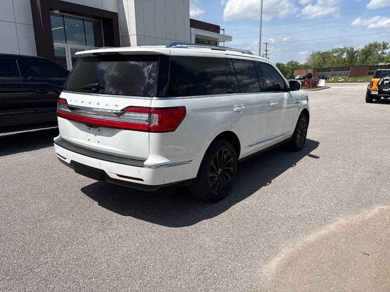 Lincoln Navigator Vehicle Full-screen Gallery Image 03