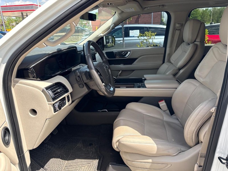 Lincoln Navigator Vehicle Full-screen Gallery Image 05