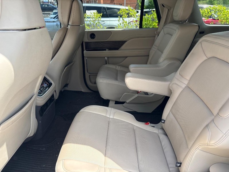 Lincoln Navigator Vehicle Full-screen Gallery Image 06