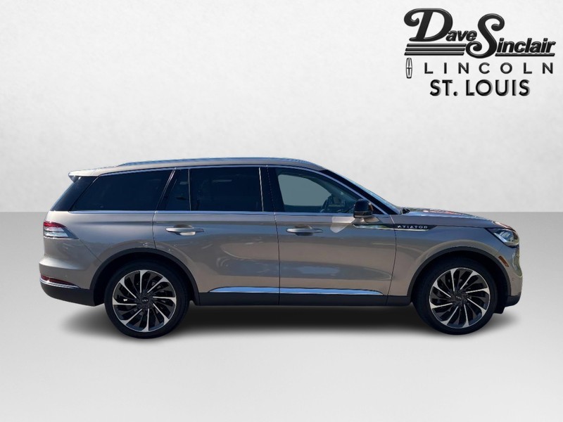Lincoln Aviator Vehicle Full-screen Gallery Image 02