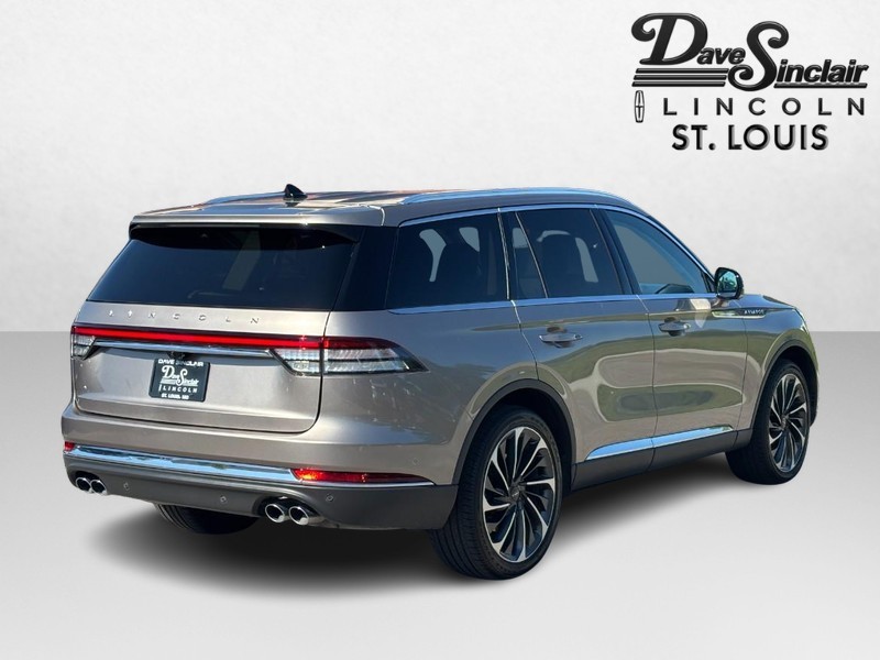 Lincoln Aviator Vehicle Full-screen Gallery Image 03