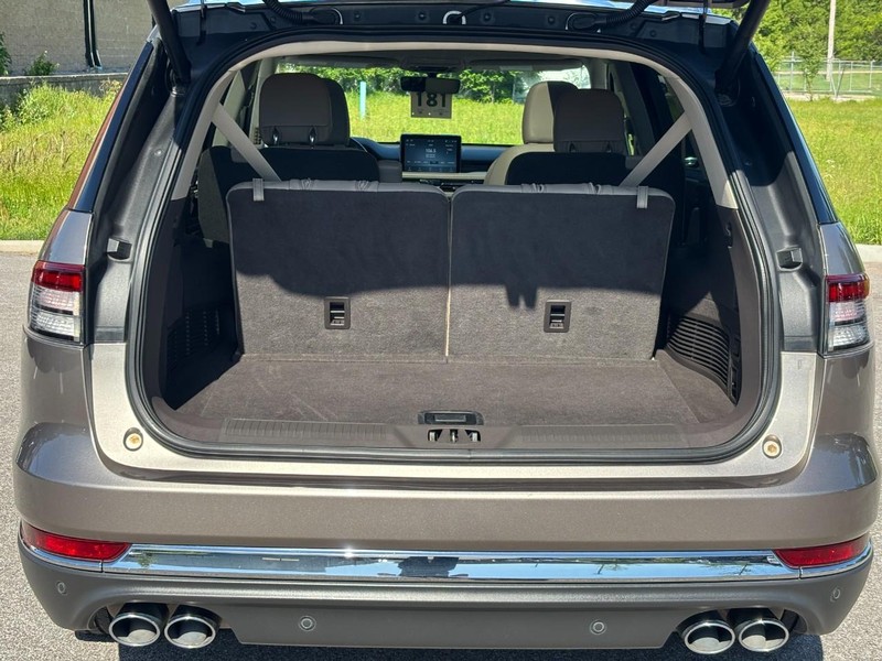 Lincoln Aviator Vehicle Full-screen Gallery Image 10
