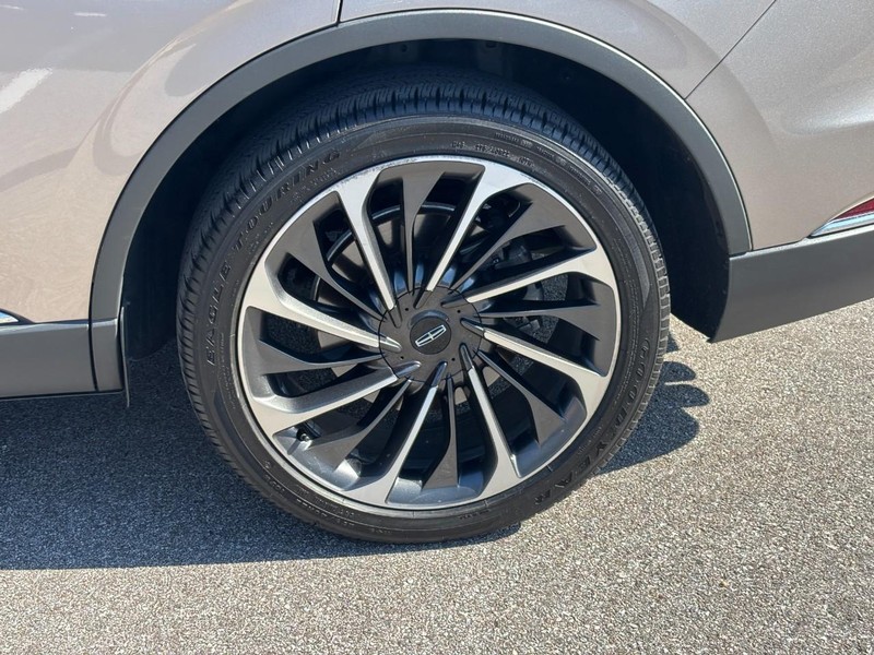 Lincoln Aviator Vehicle Full-screen Gallery Image 11