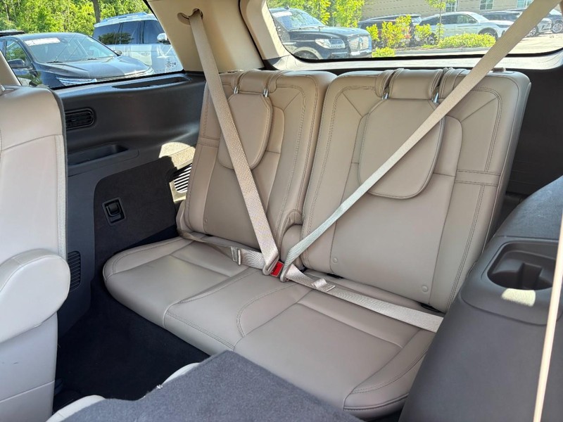 Lincoln Aviator Vehicle Full-screen Gallery Image 12