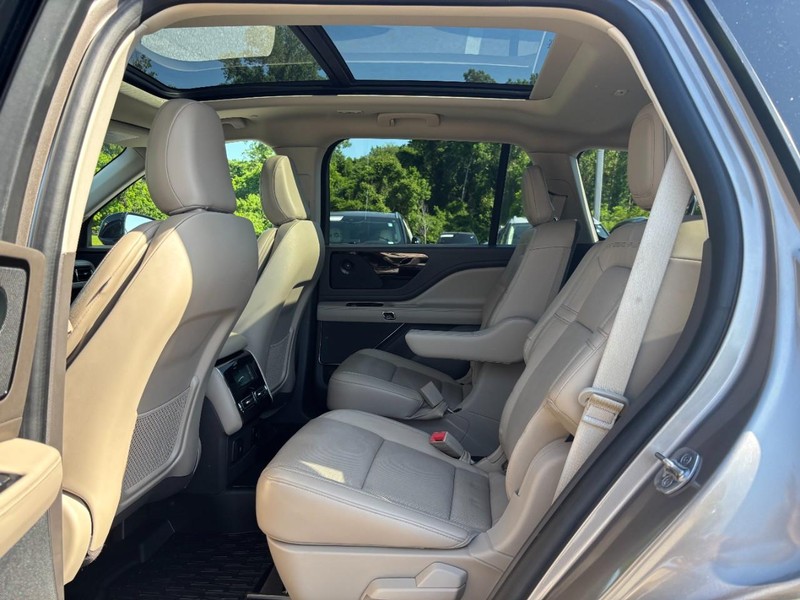 Lincoln Aviator Vehicle Full-screen Gallery Image 13