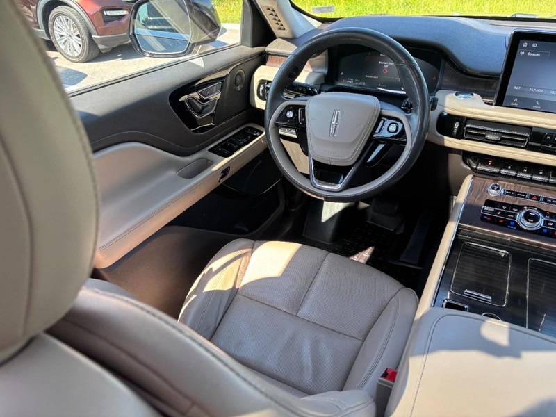 Lincoln Aviator Vehicle Full-screen Gallery Image 14