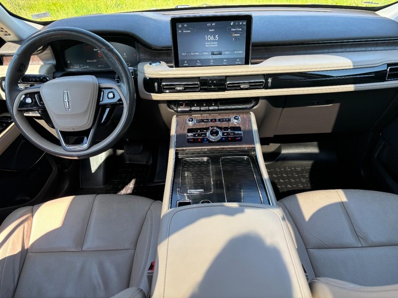 Lincoln Aviator Vehicle Full-screen Gallery Image 15