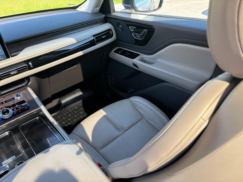 Lincoln Aviator Vehicle Full-screen Gallery Image 16