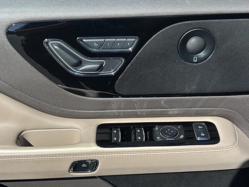 Lincoln Aviator Vehicle Full-screen Gallery Image 17