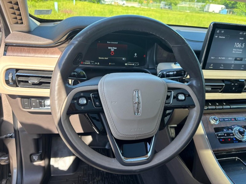 Lincoln Aviator Vehicle Full-screen Gallery Image 18