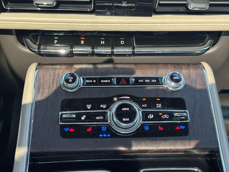 Lincoln Aviator Vehicle Full-screen Gallery Image 23