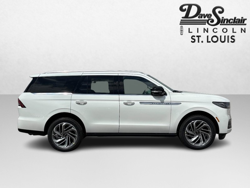 Lincoln Navigator Vehicle Full-screen Gallery Image 02