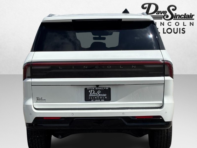 Lincoln Navigator Vehicle Full-screen Gallery Image 04