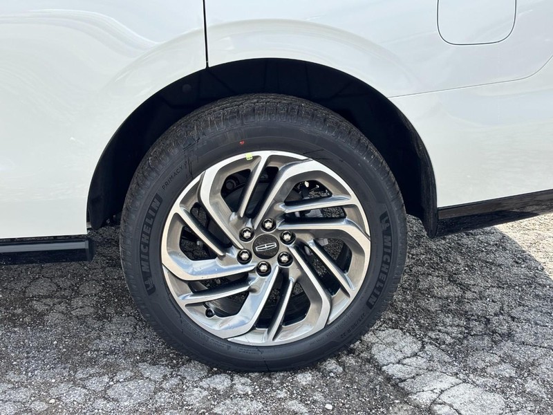 Lincoln Navigator Vehicle Full-screen Gallery Image 10