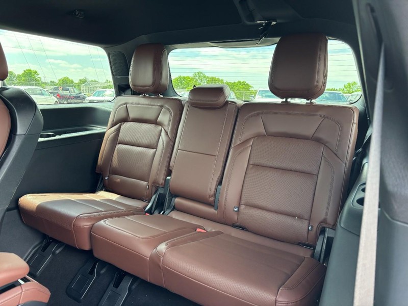 Lincoln Navigator Vehicle Full-screen Gallery Image 11