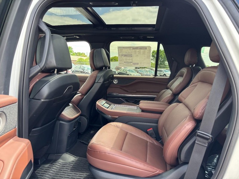 Lincoln Navigator Vehicle Full-screen Gallery Image 12