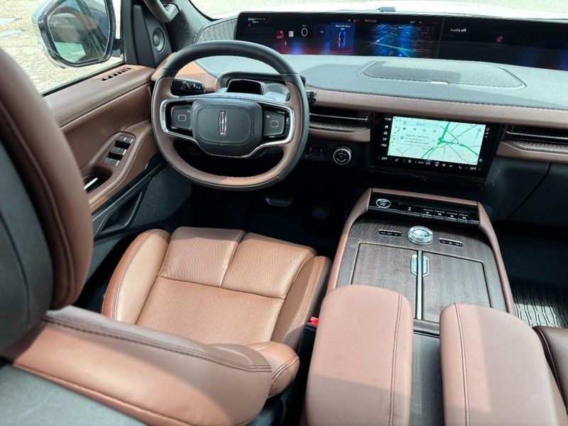 Lincoln Navigator Vehicle Full-screen Gallery Image 13