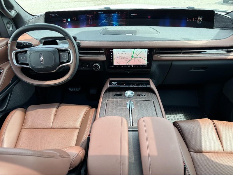 Lincoln Navigator Vehicle Full-screen Gallery Image 14