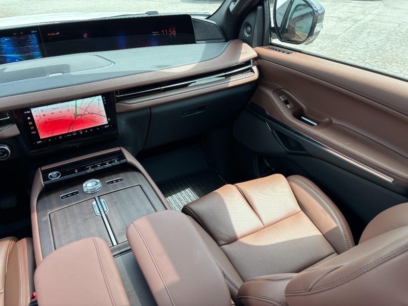 Lincoln Navigator Vehicle Full-screen Gallery Image 15