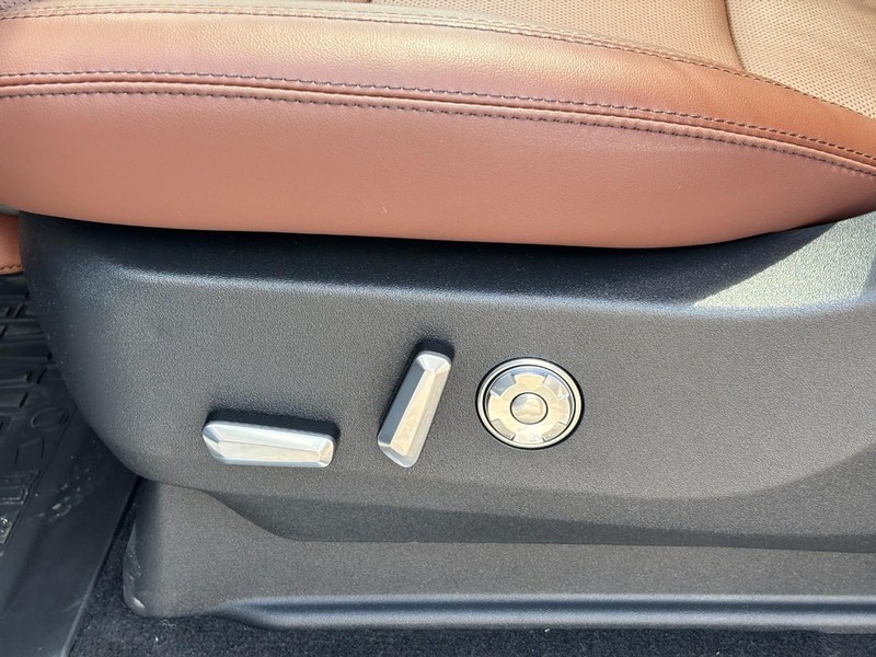 Lincoln Navigator Vehicle Full-screen Gallery Image 16