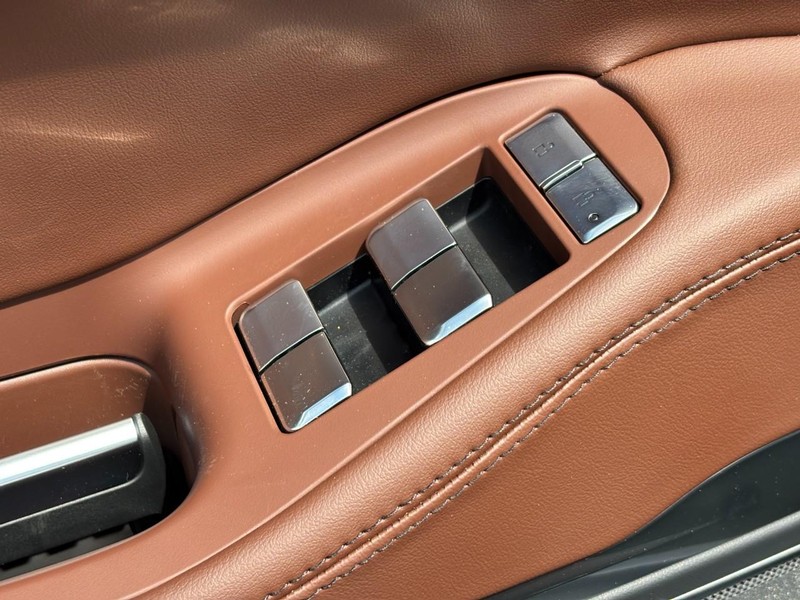 Lincoln Navigator Vehicle Full-screen Gallery Image 17