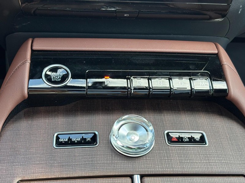 Lincoln Navigator Vehicle Full-screen Gallery Image 24