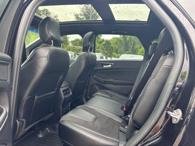 Ford Edge Vehicle Full-screen Gallery Image 12