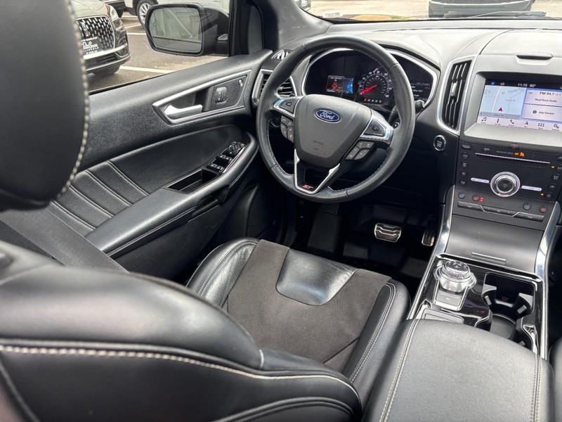 Ford Edge Vehicle Full-screen Gallery Image 13