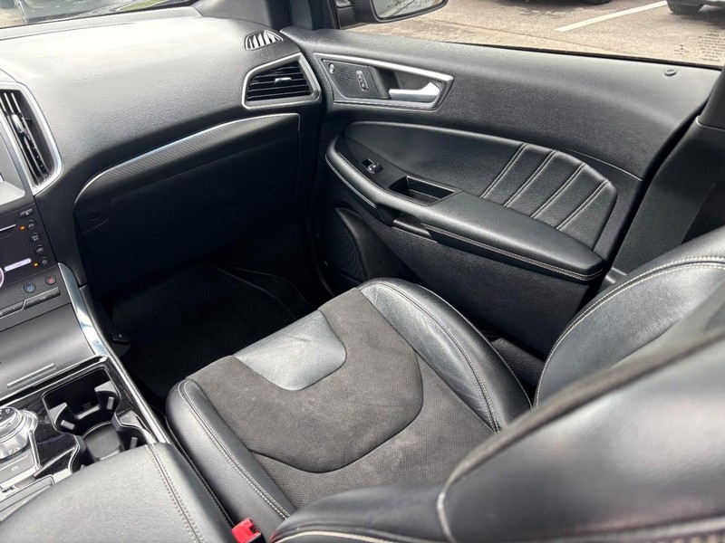 Ford Edge Vehicle Full-screen Gallery Image 15