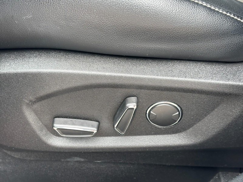 Ford Edge Vehicle Full-screen Gallery Image 16