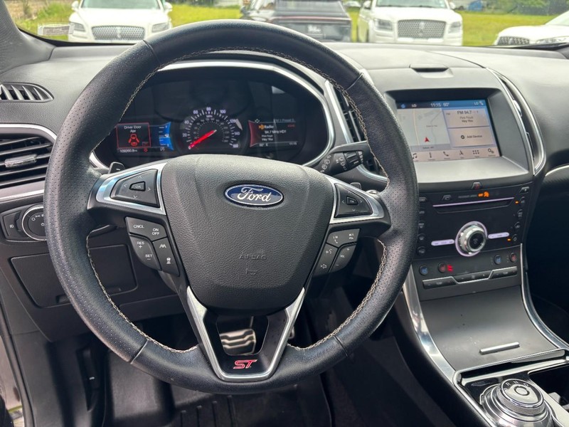Ford Edge Vehicle Full-screen Gallery Image 18