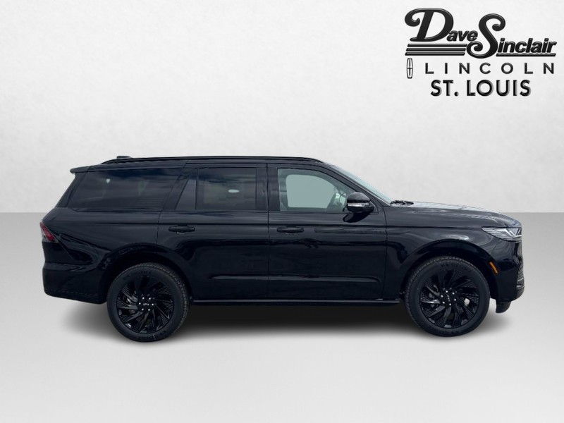 Lincoln Navigator Vehicle Full-screen Gallery Image 02