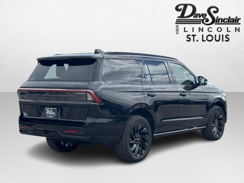 Lincoln Navigator Vehicle Full-screen Gallery Image 03