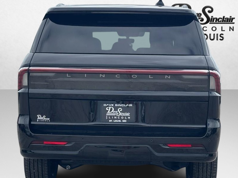Lincoln Navigator Vehicle Full-screen Gallery Image 04