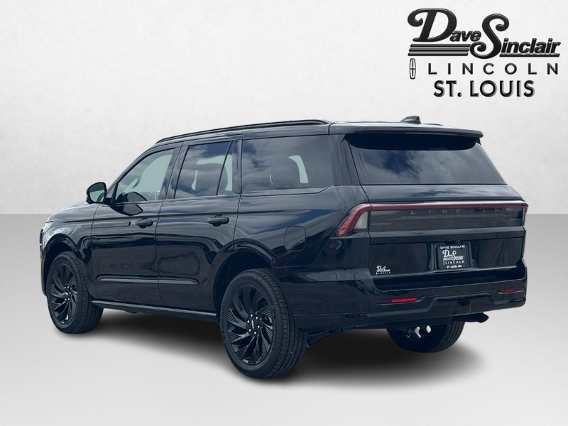 Lincoln Navigator Vehicle Full-screen Gallery Image 05