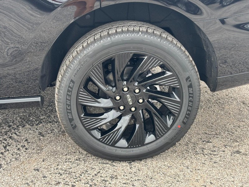 Lincoln Navigator Vehicle Full-screen Gallery Image 10