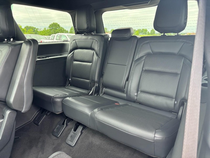 Lincoln Navigator Vehicle Full-screen Gallery Image 11
