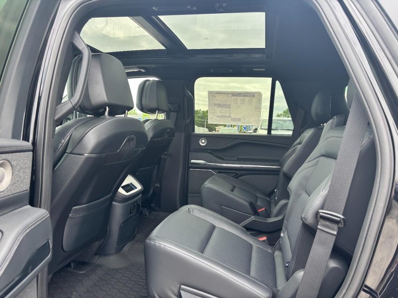 Lincoln Navigator Vehicle Full-screen Gallery Image 12