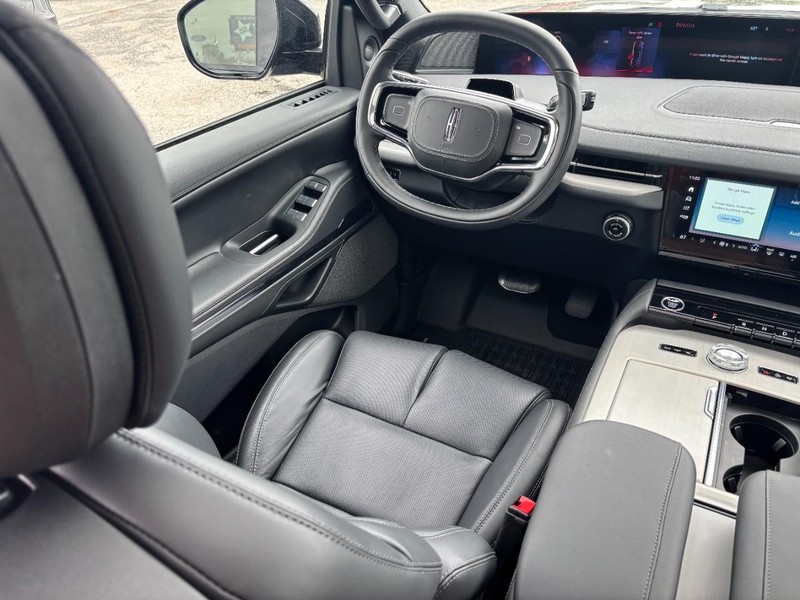 Lincoln Navigator Vehicle Full-screen Gallery Image 13