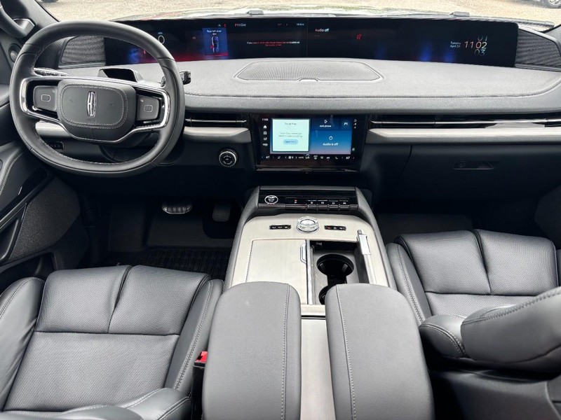 Lincoln Navigator Vehicle Full-screen Gallery Image 14