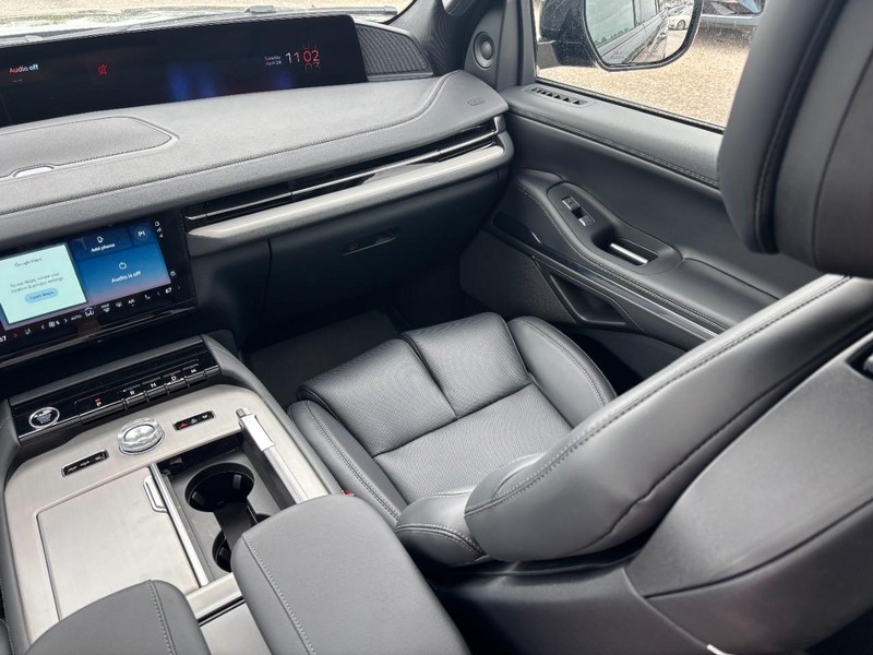 Lincoln Navigator Vehicle Full-screen Gallery Image 15