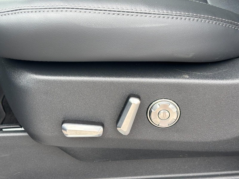 Lincoln Navigator Vehicle Full-screen Gallery Image 16