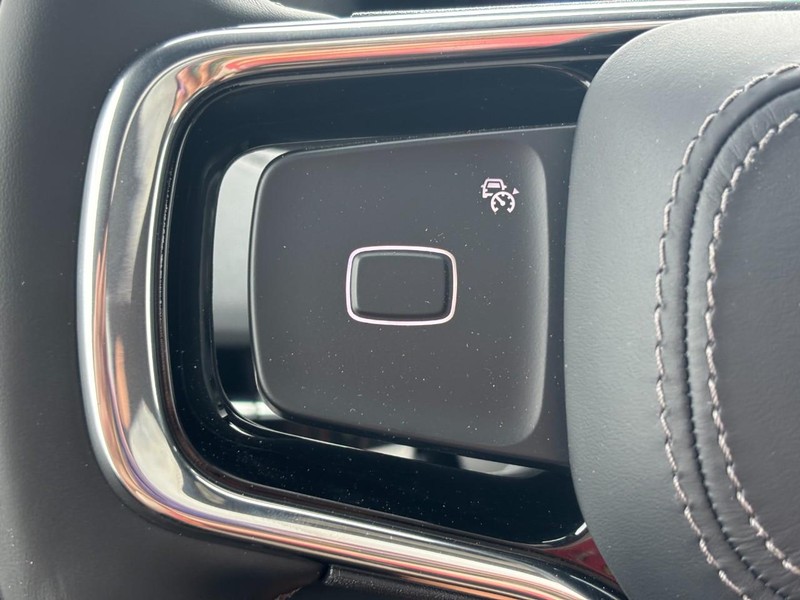 Lincoln Navigator Vehicle Full-screen Gallery Image 18