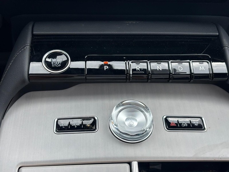 Lincoln Navigator Vehicle Full-screen Gallery Image 24
