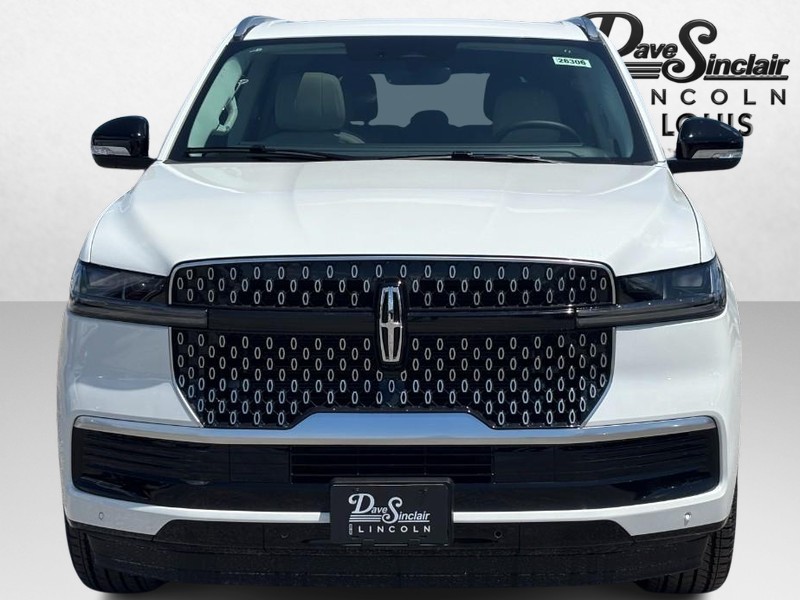 Lincoln Navigator Vehicle Full-screen Gallery Image 02